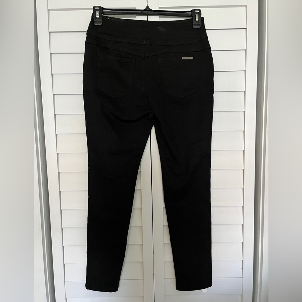 Hybrid & Company Woman’s Black Skinny Jean stretch Pants 9 Short